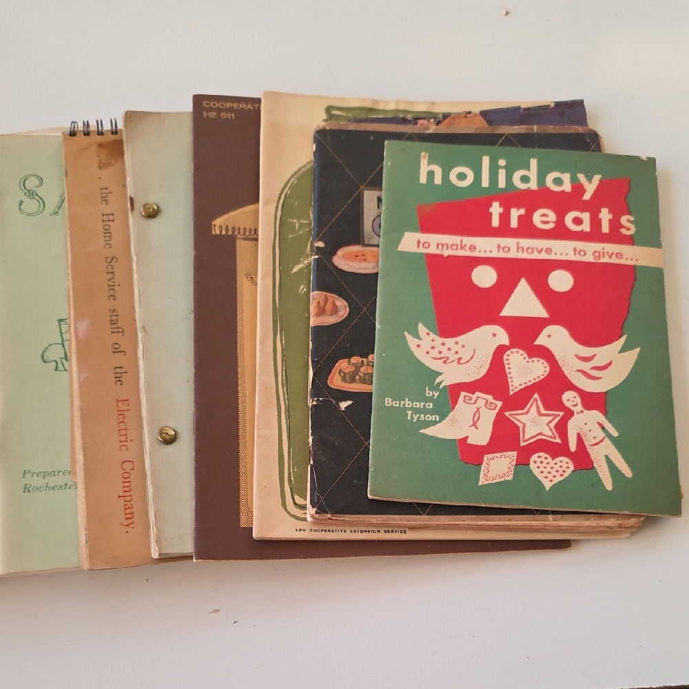 Vintage Holiday Treats‎ Recipe Booklet - Green & Red Cover